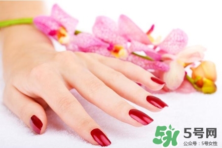 冬天什么顏色指甲油顯手白？冬天顯手白的指甲油顏色？