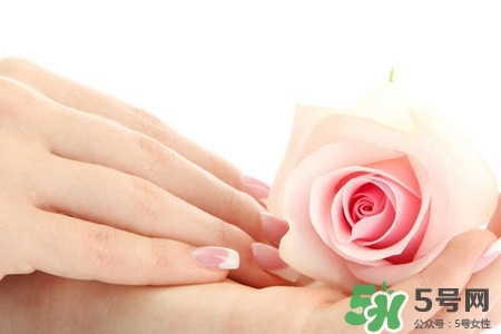 冬天什么顏色指甲油顯手白？冬天顯手白的指甲油顏色？