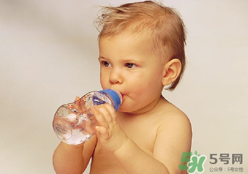 寶寶喝水老是嗆到怎么辦?有什么解決方法 寶寶喝水老是嗆到怎么辦?有什么解決方法