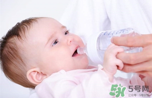 寶寶喝水老是嗆到怎么辦?有什么解決方法 寶寶喝水老是嗆到怎么辦?有什么解決方法