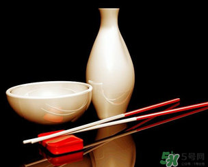 白酒可以帶上飛機(jī)嗎？飛機(jī)可以托運(yùn)白酒嗎？