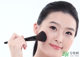 冬天化妝起皮怎么辦？冬天化妝臉干怎么辦？