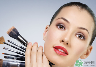 冬天化妝起皮怎么辦？冬天化妝臉干怎么辦？