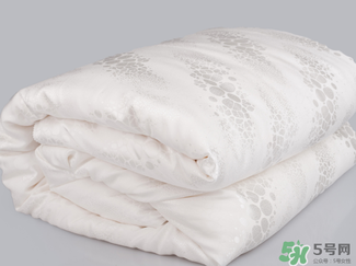 冬天蓋什么被子保暖又舒服？冬天蓋蠶絲被暖和嗎？