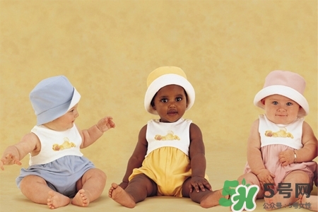 寶寶冬天應(yīng)該穿幾件衣服最好？冬天寶寶穿多少衣服合適？