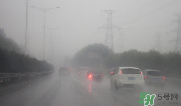 下雨能減少霧霾嗎?下雨對(duì)霧霾有好處嗎? 下雨能減少霧霾嗎?下雨對(duì)霧霾有好處嗎?