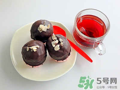 話梅和紅茶能一起吃嗎?一起吃好嗎 話梅和紅茶能一起吃嗎?一起吃好嗎