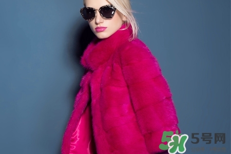 冬天穿羽絨服暖和還是貂皮暖和？貂皮和羽絨服哪個暖和？