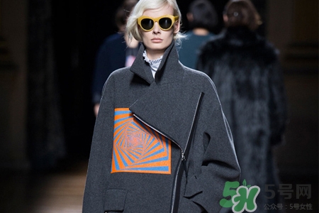 呢子大衣怎么清洗？自己在家怎么洗呢子大衣？