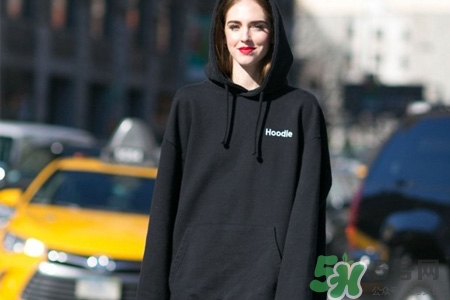 冬天衛(wèi)衣里面穿什么？套頭衛(wèi)衣里面還穿衣服么？