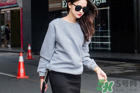 冬天衛(wèi)衣里面穿什么？套頭衛(wèi)衣里面還穿衣服么？