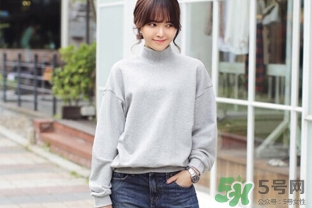 冬天衛(wèi)衣里面穿什么？套頭衛(wèi)衣里面還穿衣服么？