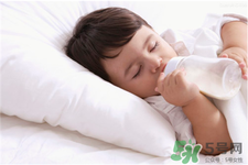 喝配方奶粉需要喝水嗎?喝奶粉的寶寶一天要喝多少水? 喝配方奶粉需要喝水嗎?喝奶粉的寶寶一天要喝多少水?