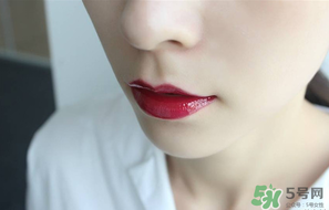 圣羅蘭唇釉怎么涂？ysl唇釉怎么涂好看？