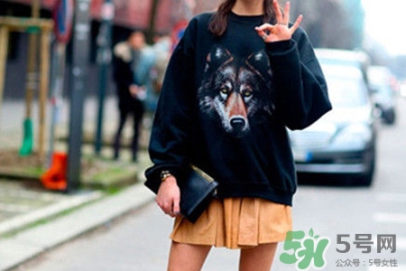 衛(wèi)衣穿大點(diǎn)好看嗎？女生衛(wèi)衣穿大點(diǎn)好看嗎？