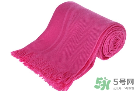 羊絨圍巾起球正常嗎？羊絨圍巾起球怎么辦？