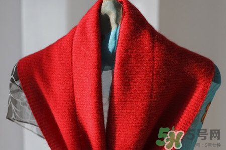 羊絨圍巾可以水洗嗎？羊絨圍巾在家能水洗嗎？