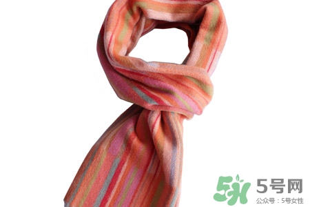 如何分辨真假羊絨圍巾？羊絨圍巾的真假辨別方法