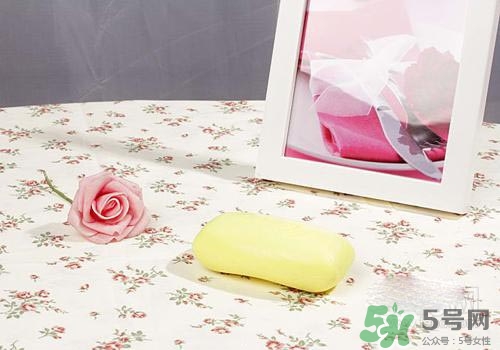 硫磺皂可以洗頭嗎？怎么用硫磺皂洗頭