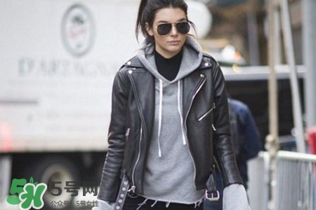 冬天穿皮衣和羽絨服哪個更保暖？冬天穿皮衣好還是羽絨服好？