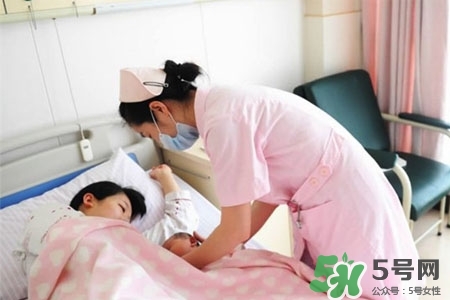 冬天哺乳穿什么？冬天哺乳期穿什么衣服喂奶好？