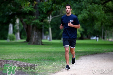 冬天穿什么運(yùn)動鞋好？冬天適合穿什么運(yùn)動鞋？