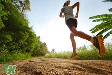 冬天穿什么運(yùn)動鞋好？冬天適合穿什么運(yùn)動鞋？