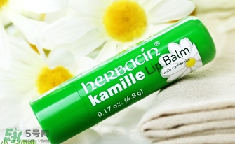 小甘菊唇膏小孩能用嗎？herbacin賀本清小甘菊唇膏小孩可以用嗎？