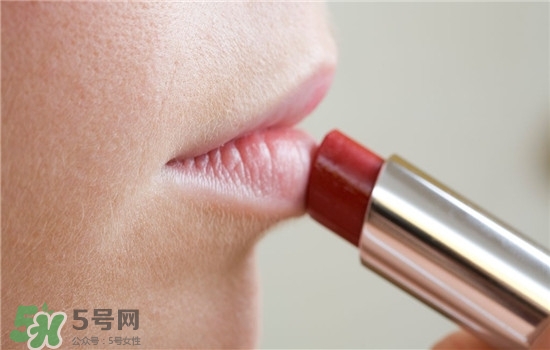 防曬唇膏要卸妝嗎？防曬唇膏晚上可以用嗎？