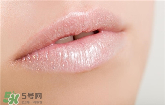 防曬唇膏要卸妝嗎？防曬唇膏晚上可以用嗎？