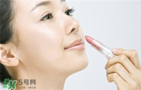 防曬唇膏要卸妝嗎？防曬唇膏晚上可以用嗎？