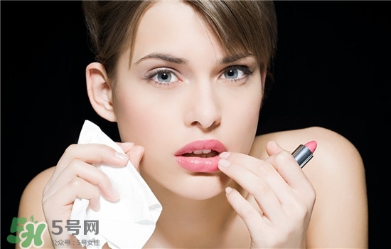 防曬唇膏要卸妝嗎？防曬唇膏晚上可以用嗎？