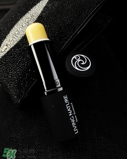 living nature口紅和km口紅哪個(gè)好？ living nature口紅試色