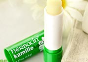 小甘菊唇膏小孩能用嗎？herbacin賀本清小甘菊唇膏小孩可以用嗎？
