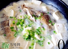 鯽魚(yú)豆腐湯的營(yíng)養(yǎng)價(jià)值 鯽魚(yú)豆腐湯的功效與作用及做法 鯽魚(yú)豆腐湯的營(yíng)養(yǎng)價(jià)值 鯽魚(yú)豆腐湯的功效與作用及做法