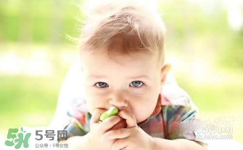 寶寶喜歡咬下嘴唇是怎么回事？寶寶喜歡咬下嘴唇怎么辦？