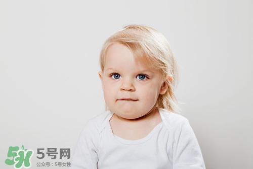 寶寶喜歡咬下嘴唇是怎么回事？寶寶喜歡咬下嘴唇怎么辦？