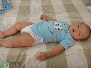 花王紙尿褲的穿法圖解_花王紙尿褲怎么穿 花王紙尿褲的穿法圖解_花王紙尿褲怎么穿