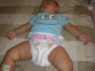 花王紙尿褲的穿法圖解_花王紙尿褲怎么穿 花王紙尿褲的穿法圖解_花王紙尿褲怎么穿