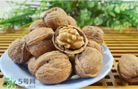 核桃皮發(fā)黑是怎么回事？核桃皮是黑色的能吃嗎？