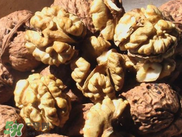 核桃皮發(fā)黑是怎么回事？核桃皮是黑色的能吃嗎？