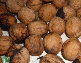 核桃皮發(fā)黑是怎么回事？核桃皮是黑色的能吃嗎？