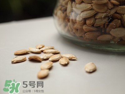 南瓜子可以帶皮吃嗎?南瓜子皮的功效與作用 南瓜子可以帶皮吃嗎?南瓜子皮的功效與作用