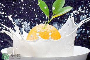 吃完橙子可以喝牛奶嗎？吃完橙子多久能喝牛奶？