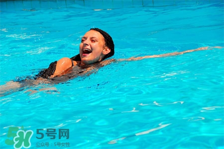 冬天游泳濕氣重嗎？冬天游泳濕氣重怎么辦？