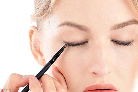 美瞳線怎么畫隱形_眼線怎么畫看不出來？