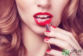嘴巴大適合什么顏色的口紅？嘴巴大怎么涂口紅好看？