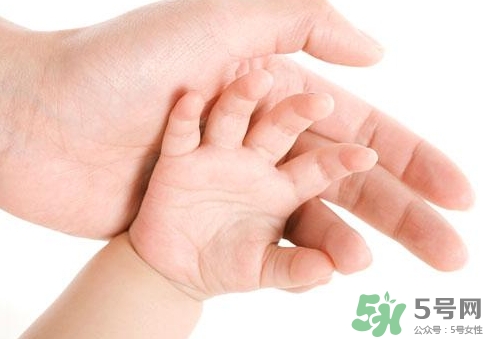新生兒手指脫皮是怎么回事?是什么原因? 新生兒手指脫皮是怎么回事?是什么原因?