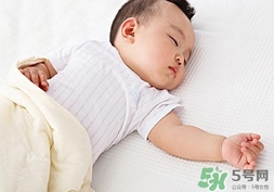 新生兒手指甲根部發(fā)紫是怎么回事?是什么原因? 新生兒手指甲根部發(fā)紫是怎么回事?是什么原因?