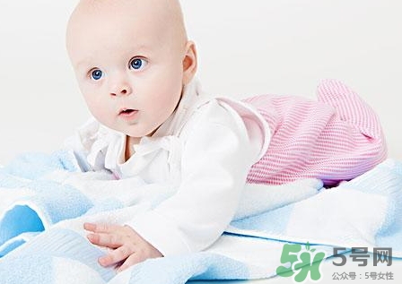 新生兒手指甲根部發(fā)紫是怎么回事?是什么原因? 新生兒手指甲根部發(fā)紫是怎么回事?是什么原因?